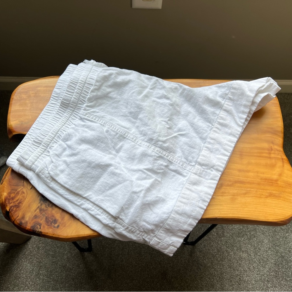 Universal Thread women’s  white Flat Front Shorts